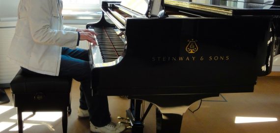 Frank H. Sauer spielt Steinway